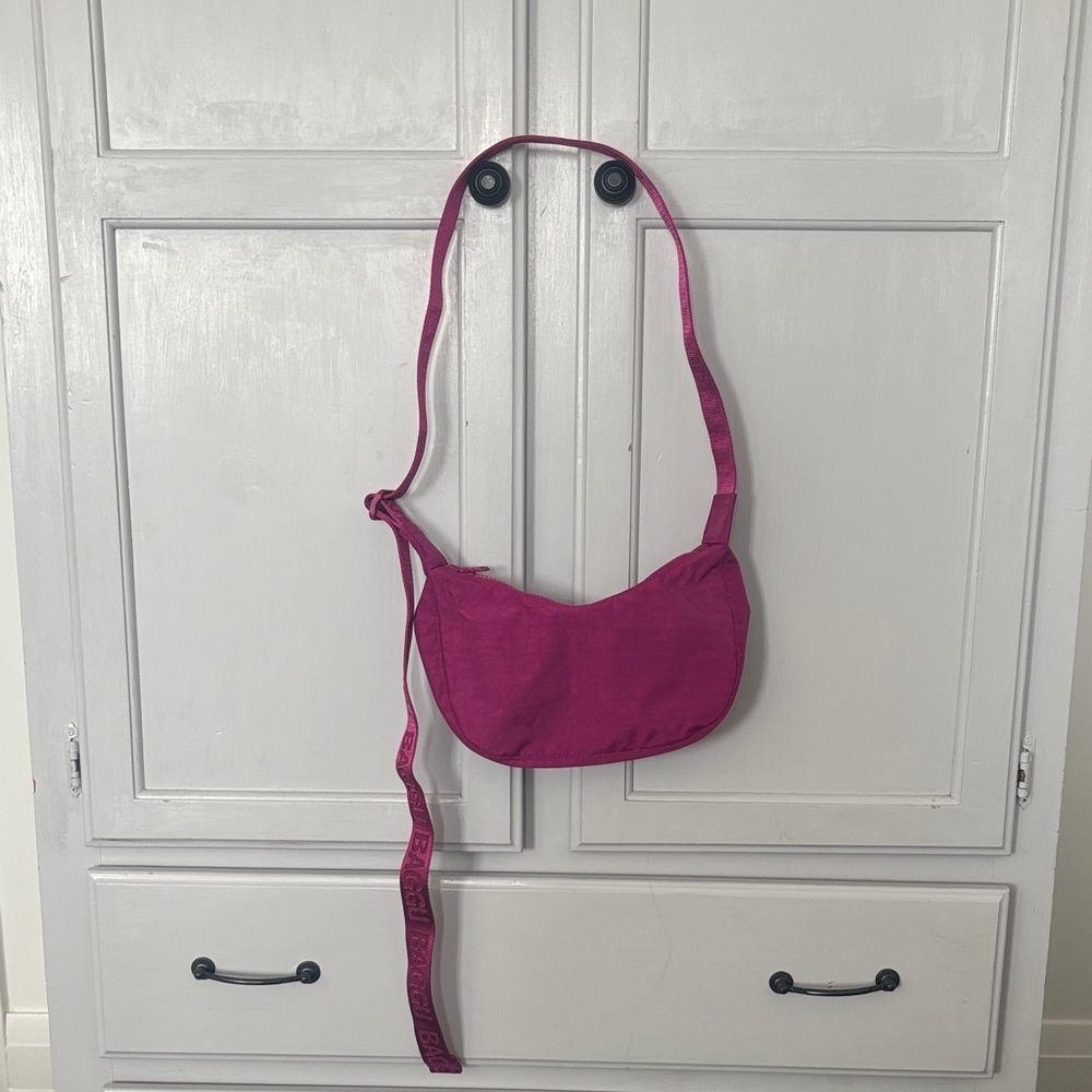 BNWT baggu size small deep fuchsia crescent bag